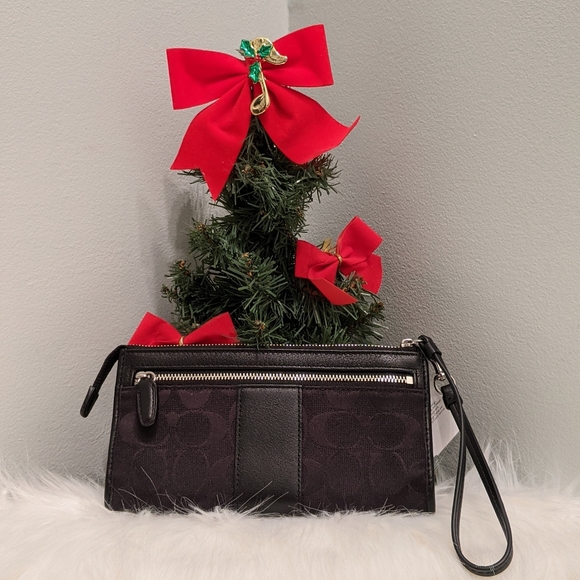 BNWT Coach Wristlet